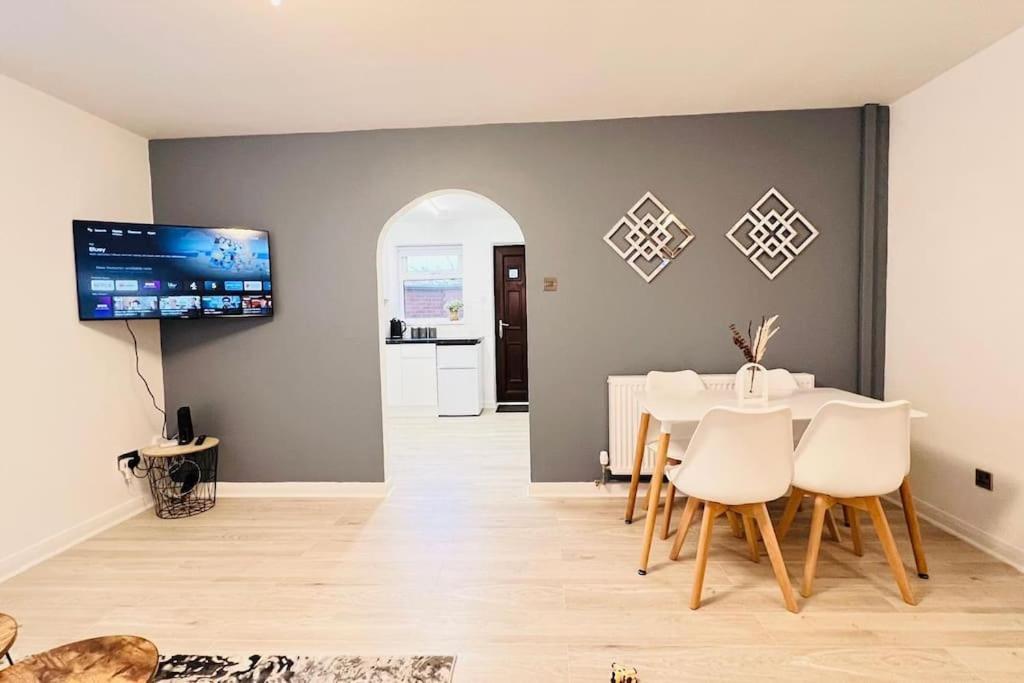 New Fully Furnished Cosy Home Balderton Bagian luar foto